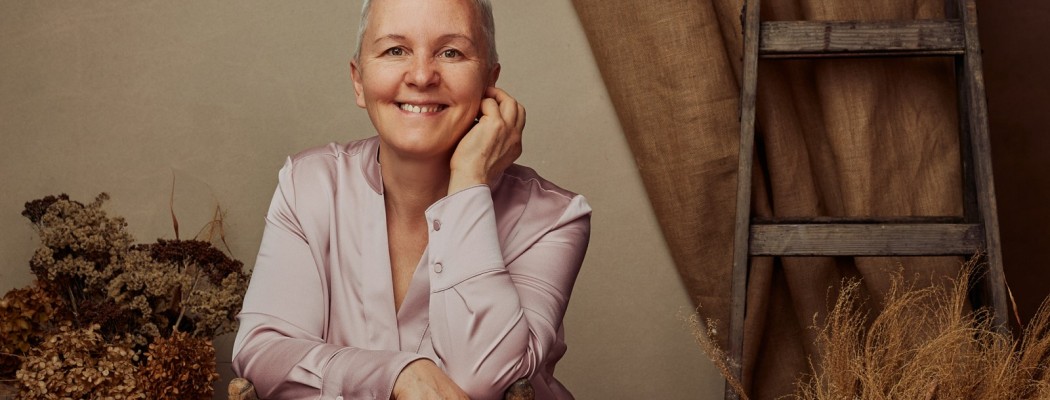 KNJIŽNICA VOJNIK: ODPRTJE RAZSTAVE SABINE MAJCEN "V BARVAH"